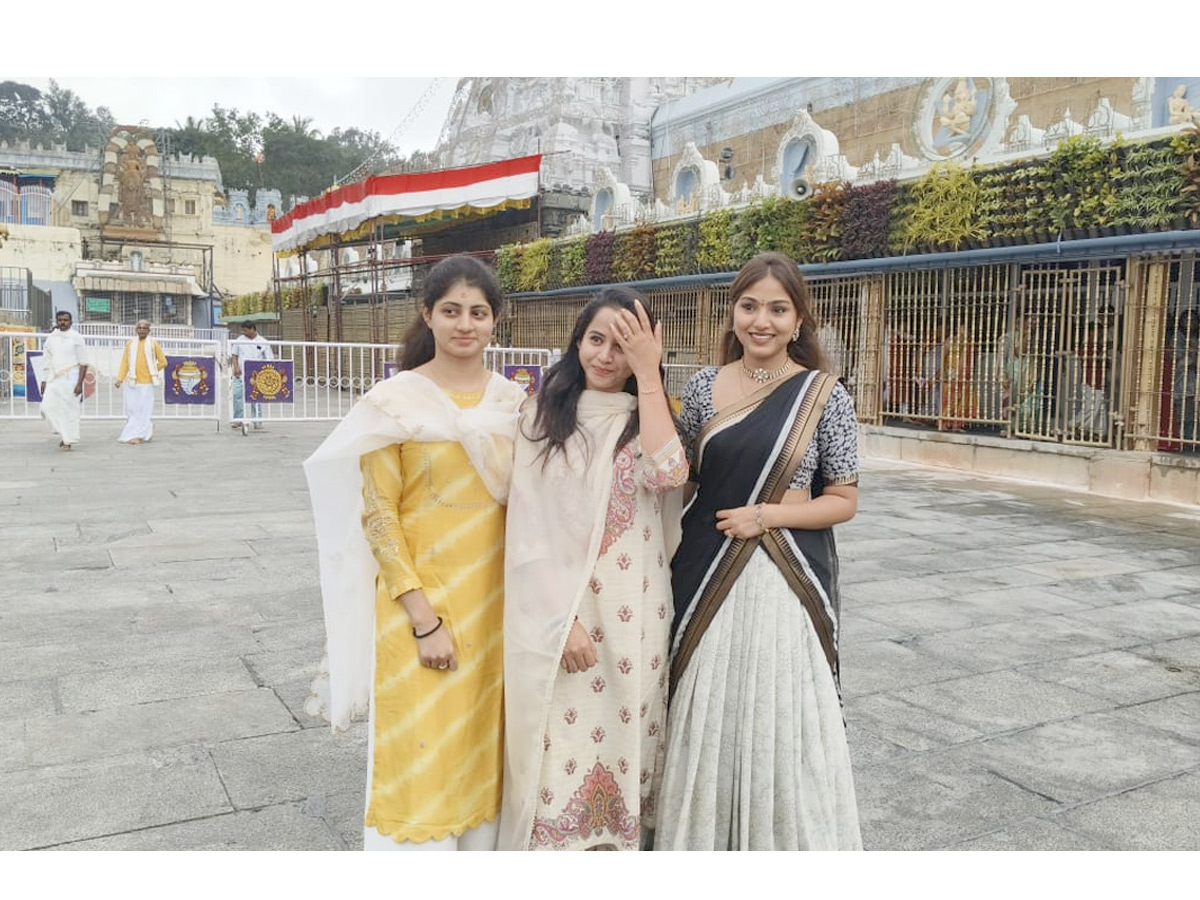 Actress Swathi Deekshith Visited Tirumala Sri Vari Temple Photos14