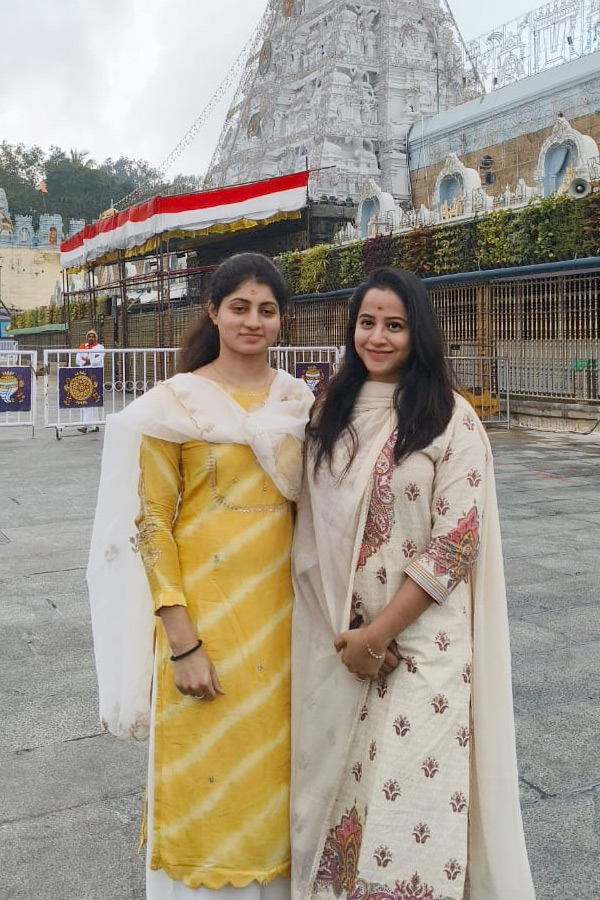 Actress Swathi Deekshith Visited Tirumala Sri Vari Temple Photos16
