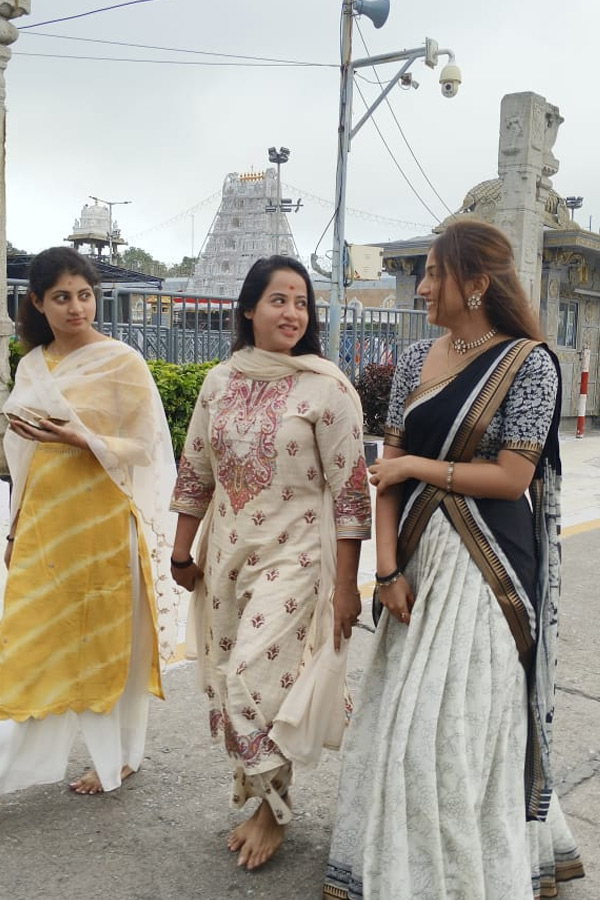 Actress Swathi Deekshith Visited Tirumala Sri Vari Temple Photos3