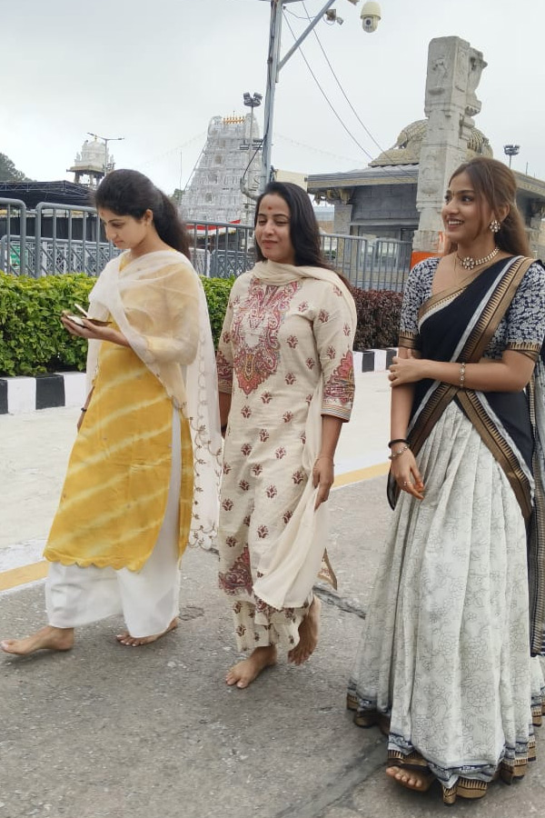 Actress Swathi Deekshith Visited Tirumala Sri Vari Temple Photos4