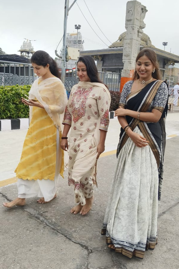 Actress Swathi Deekshith Visited Tirumala Sri Vari Temple Photos5