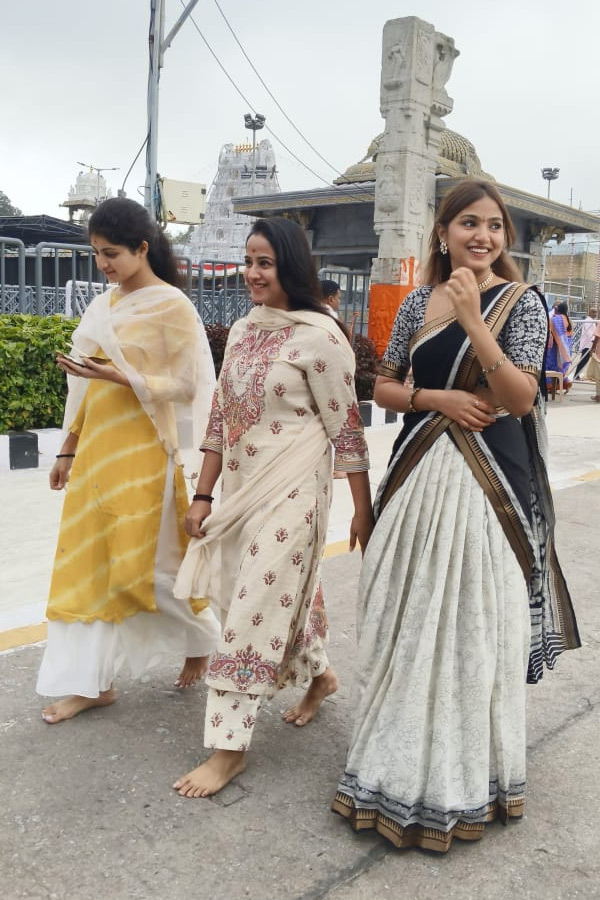 Actress Swathi Deekshith Visited Tirumala Sri Vari Temple Photos6
