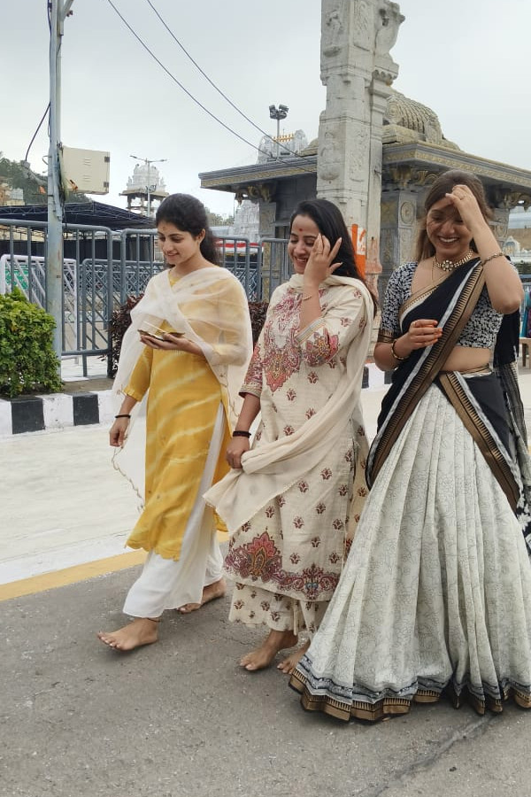 Actress Swathi Deekshith Visited Tirumala Sri Vari Temple Photos7
