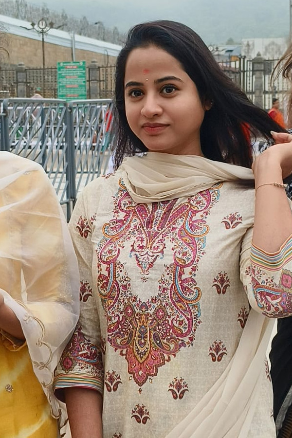 Actress Swathi Deekshith Visited Tirumala Sri Vari Temple Photos8