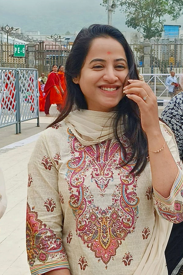 Actress Swathi Deekshith Visited Tirumala Sri Vari Temple Photos9