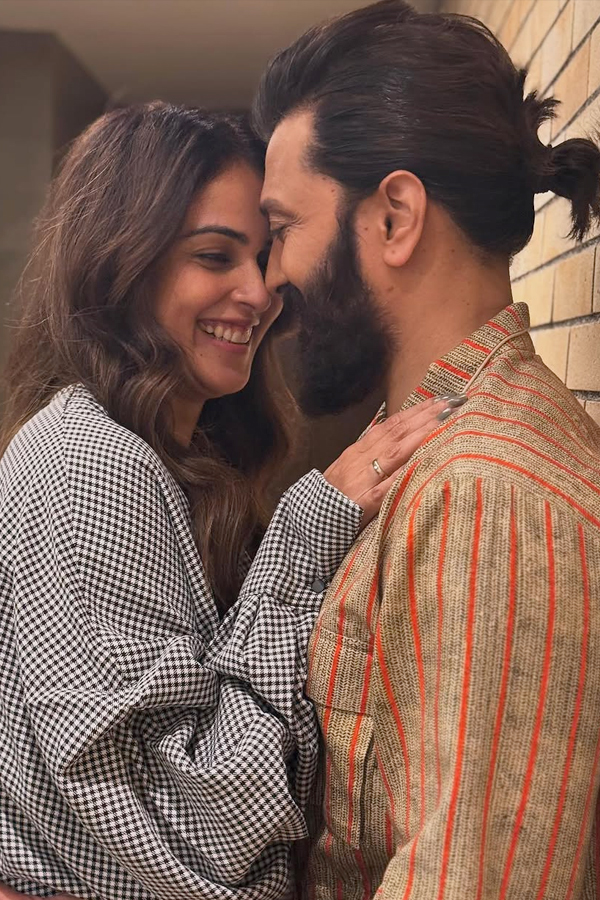 Bollywood Actress Genelia shared heartfelt birthday posts for Her husband, Riteish Deshmukh Photos8