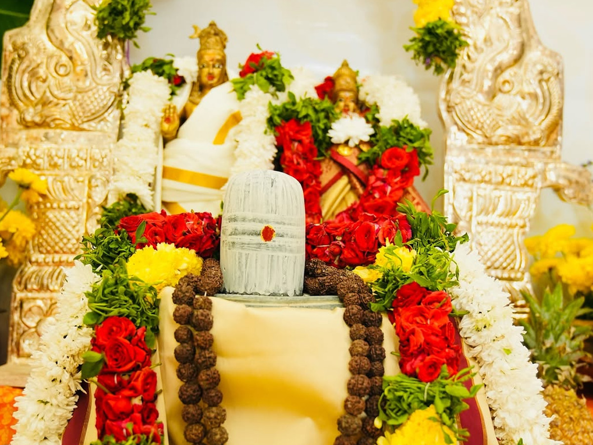 Producer Dil Raju performs special pujas with His wife Photos15