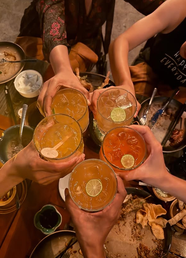 Actress Rashmika on a trip to Sri Lanka with her girl gang (Photos)5