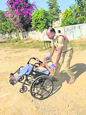 ప్రజాస్వామ్య సేవకులు..1