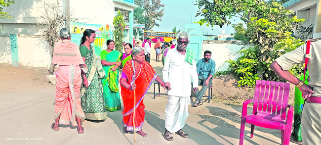 పరదాలతో పోలింగ్‌ బూత్‌లు1