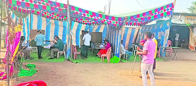 పరదాలతో పోలింగ్‌ బూత్‌లు3