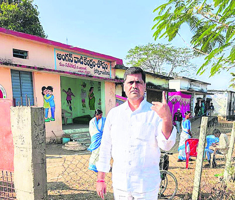 సిరా గుర్తు తొలిగిస్తున్న   వ్యక్తి పట్టివేత1