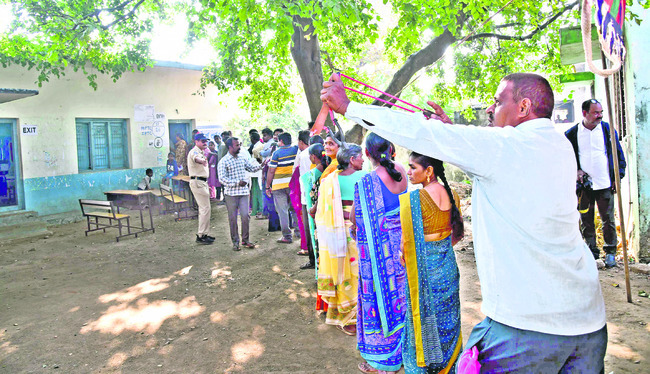 బారులుదీరిన ఓటర్లు4