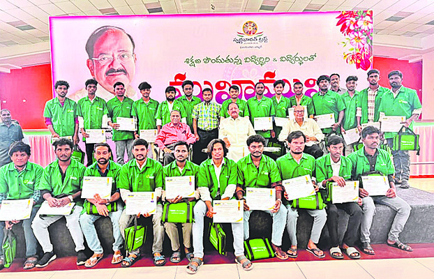 దుర్గగుడికి కంప్యూటర్‌ సామగ్రి వితరణ 1