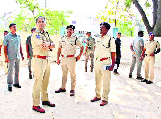 పోలింగ్‌ కేంద్రాల పరిశీలన1