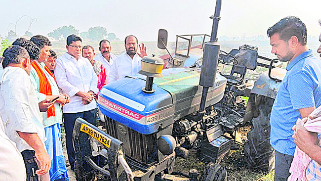 వైఎస్సార్‌ సీపీ  కార్యకర్త ట్రాక్టర్‌ దగ్ధం 1