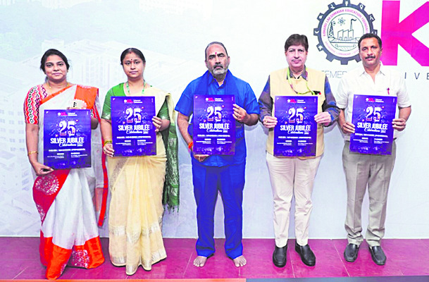 పూర్వ విద్యార్థుల రజతోత్సవ వేడుకల పోస్టర్‌ ఆవిష్కరణ 
2