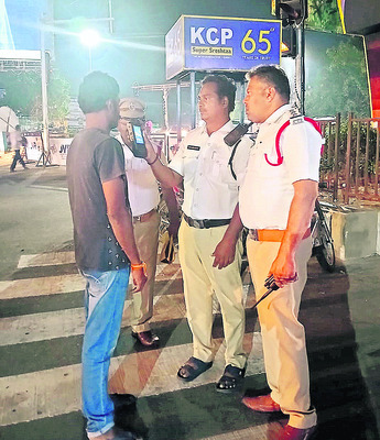 15 మందిపై డ్రంక్‌ అండ్‌ డ్రైవ్‌ కేసులు1