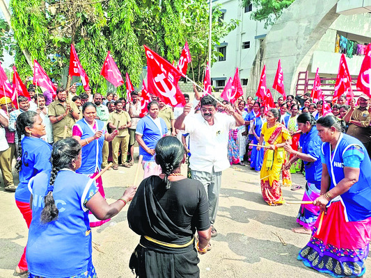 మున్సిపల్‌ కార్మికుల వినూత్న నిరసన 1