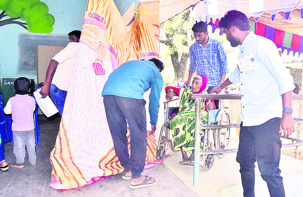 పరదాల చాటున పోలింగ్‌!1