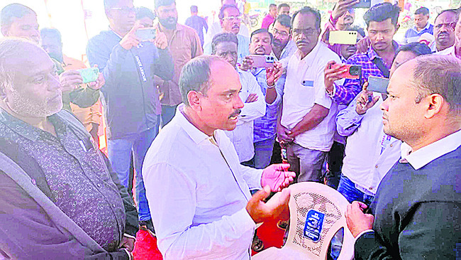 ధాన్యం మండీ ప్రారంభోత్సవంలో రభస1