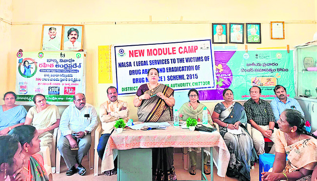 విద్యార్థులకు సేవాతత్వం ముఖ్యం 
1