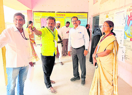 పటిష్ట భద్రత మధ్య ఎన్నికలు1