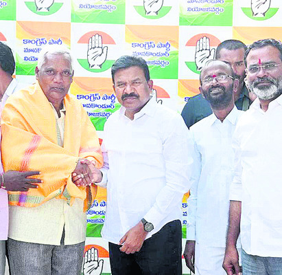 ప్రజలకు అందుబాటులో  ఉండండి 
1