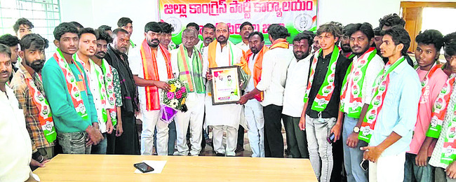 ప్రజలకు అందుబాటులో  ఉండండి 
2