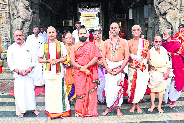 విద్యార్థులకు సేవాతత్వం ముఖ్యం 
2