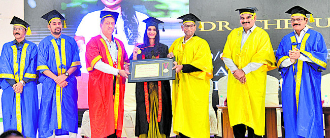 ఘనంగా దంత వైద్య కళాశాల గ్రాడ్యుయేషన్‌ డే 1