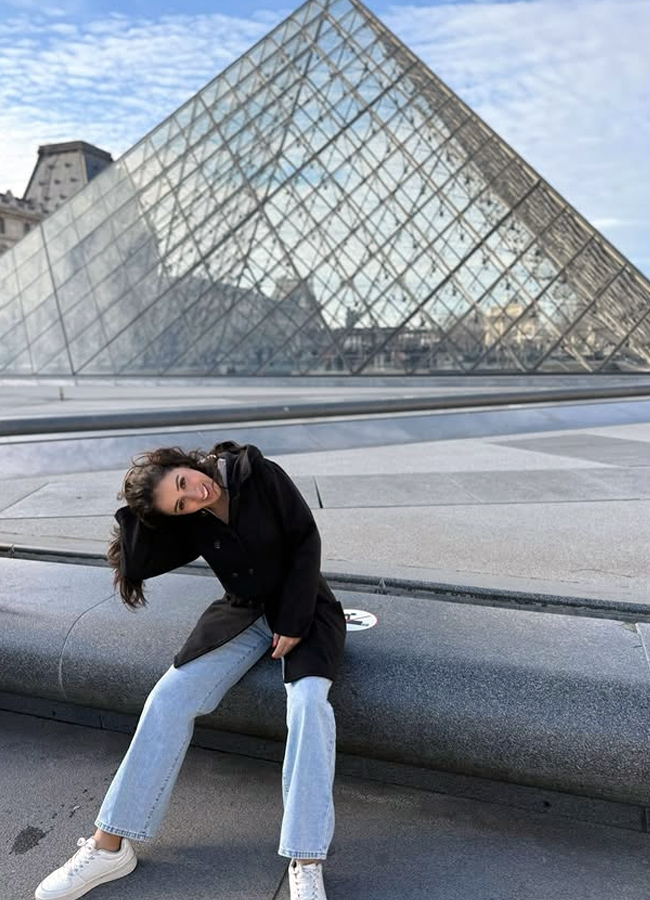 Manmadhudu actress Anshu is chilling out in Paris... Photos2