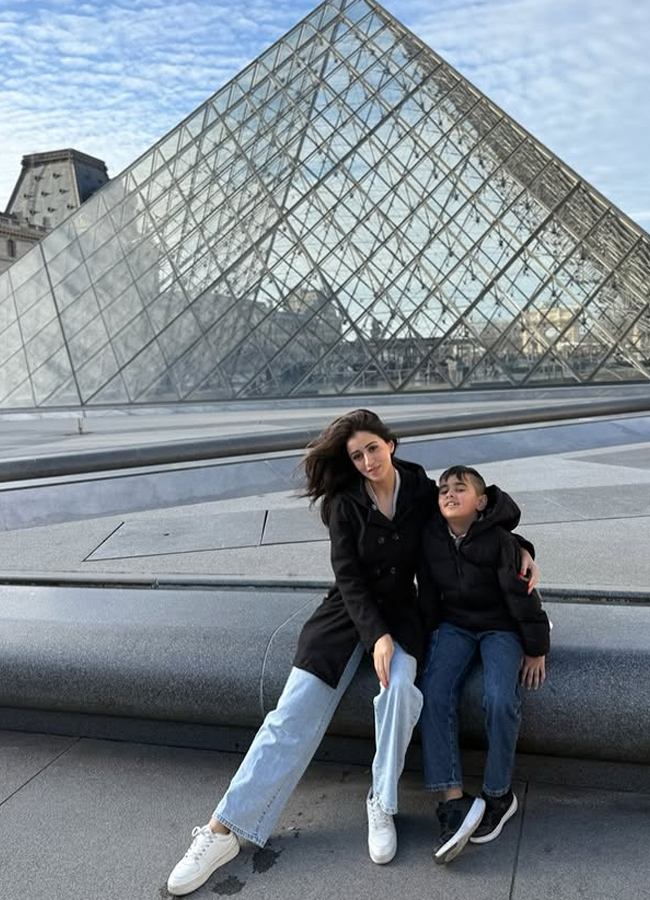 Manmadhudu actress Anshu is chilling out in Paris... Photos11