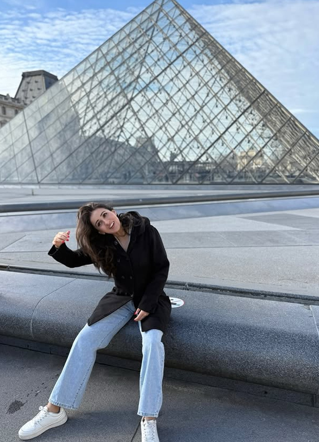 Manmadhudu actress Anshu is chilling out in Paris... Photos3