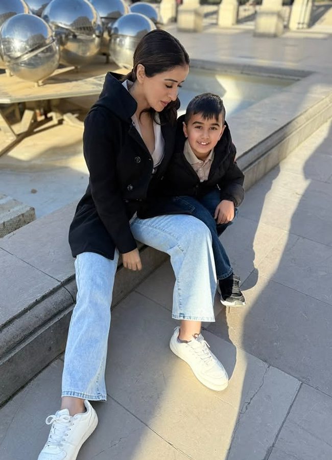 Manmadhudu actress Anshu is chilling out in Paris... Photos4