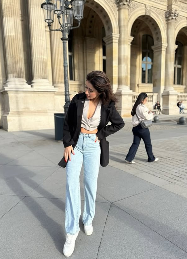Manmadhudu actress Anshu is chilling out in Paris... Photos5