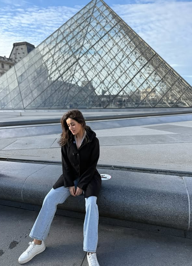 Manmadhudu actress Anshu is chilling out in Paris... Photos6