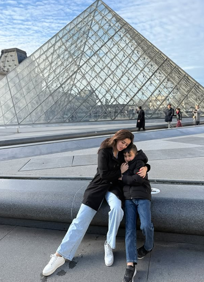 Manmadhudu actress Anshu is chilling out in Paris... Photos7