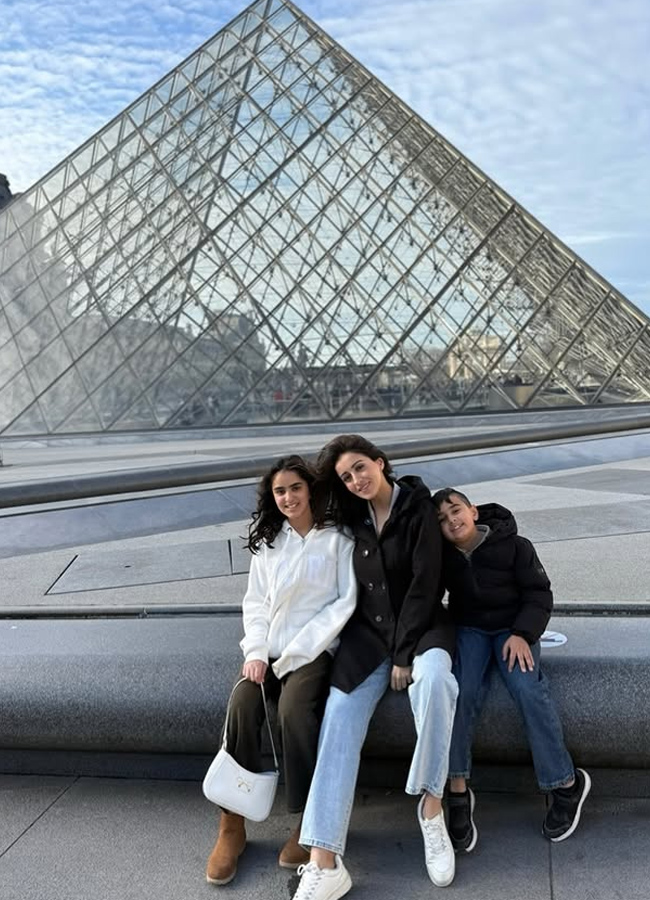 Manmadhudu actress Anshu is chilling out in Paris... Photos8