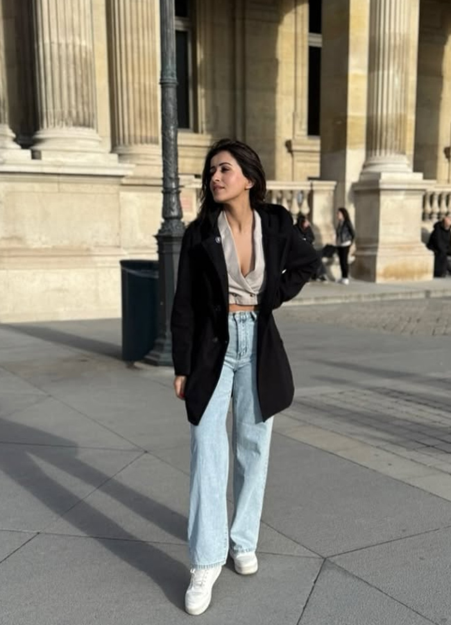 Manmadhudu actress Anshu is chilling out in Paris... Photos9