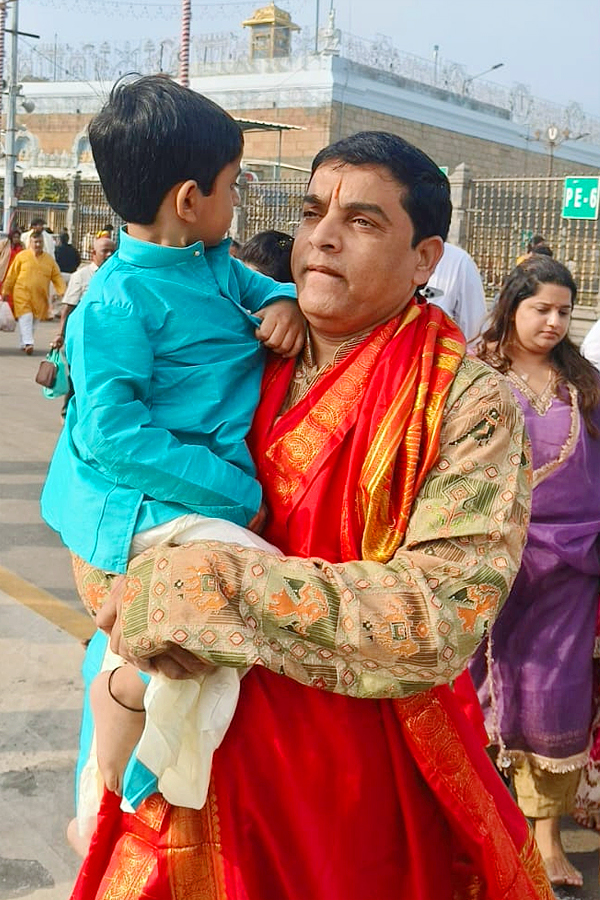 Film Producer Dil Raju Garu And Wife Tejaswani Vundavalli Visted Tirumala Photos2