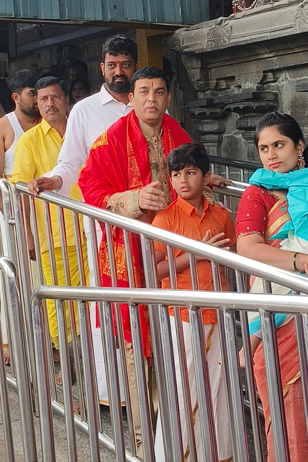 Film Producer Dil Raju Garu And Wife Tejaswani Vundavalli Visted Tirumala Photos11