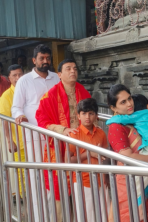 Film Producer Dil Raju Garu And Wife Tejaswani Vundavalli Visted Tirumala Photos12