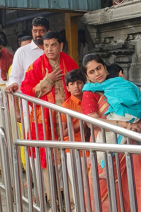 Film Producer Dil Raju Garu And Wife Tejaswani Vundavalli Visted Tirumala Photos13