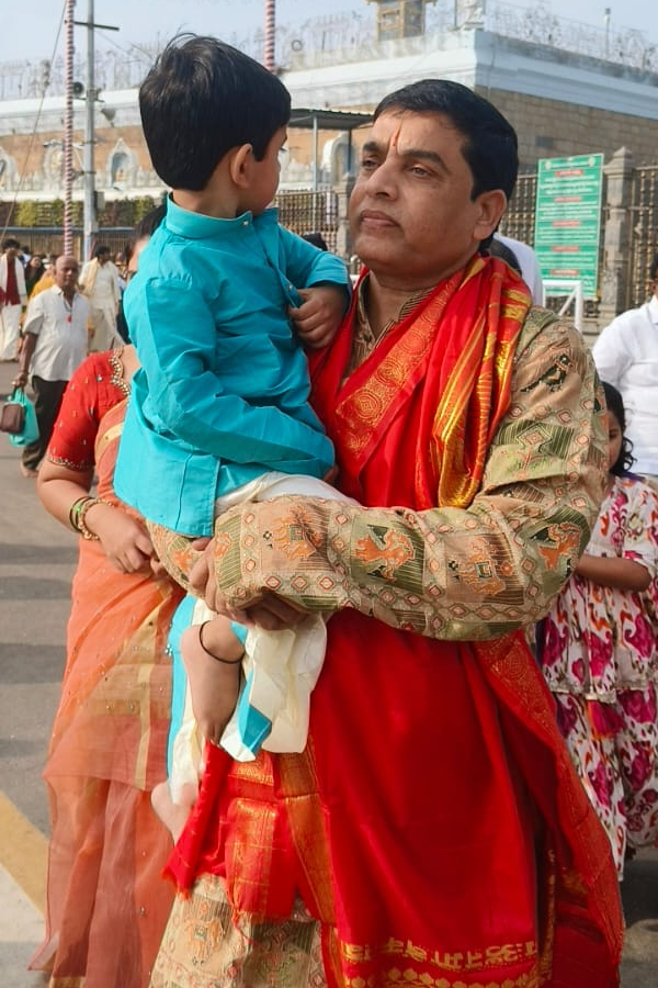 Film Producer Dil Raju Garu And Wife Tejaswani Vundavalli Visted Tirumala Photos3