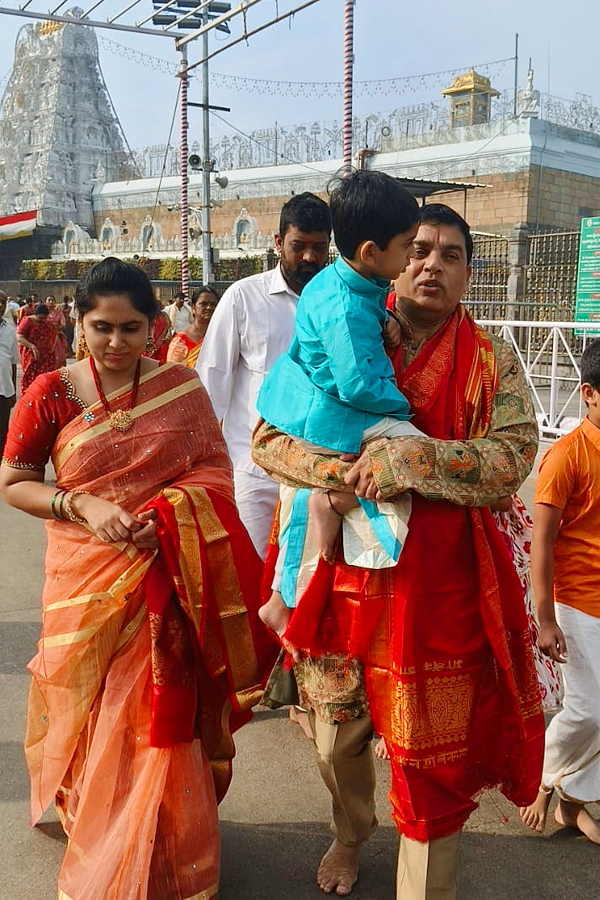 Film Producer Dil Raju Garu And Wife Tejaswani Vundavalli Visted Tirumala Photos4