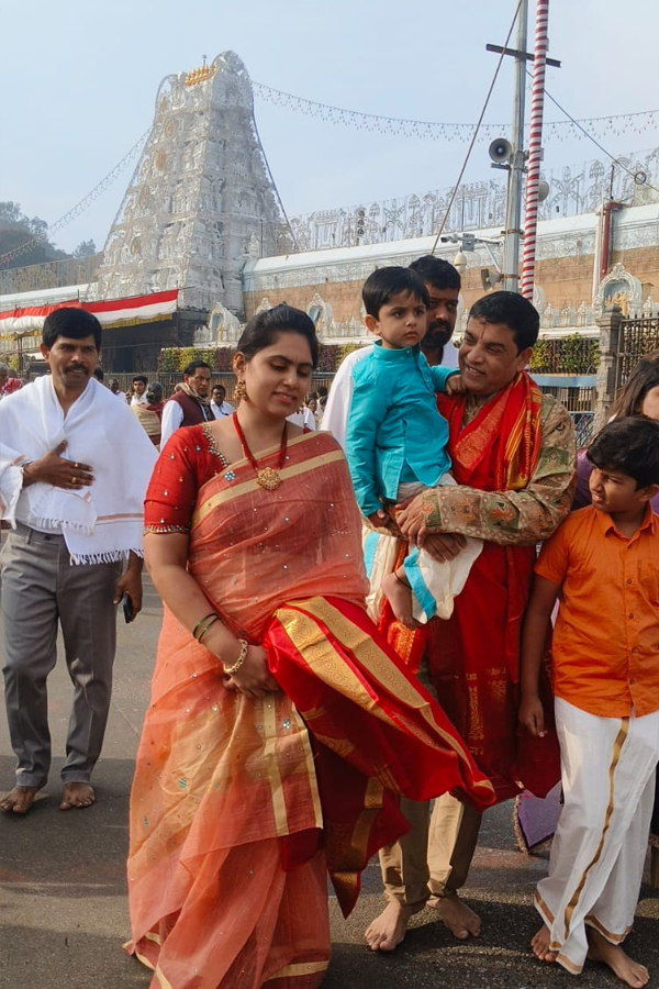 Film Producer Dil Raju Garu And Wife Tejaswani Vundavalli Visted Tirumala Photos5