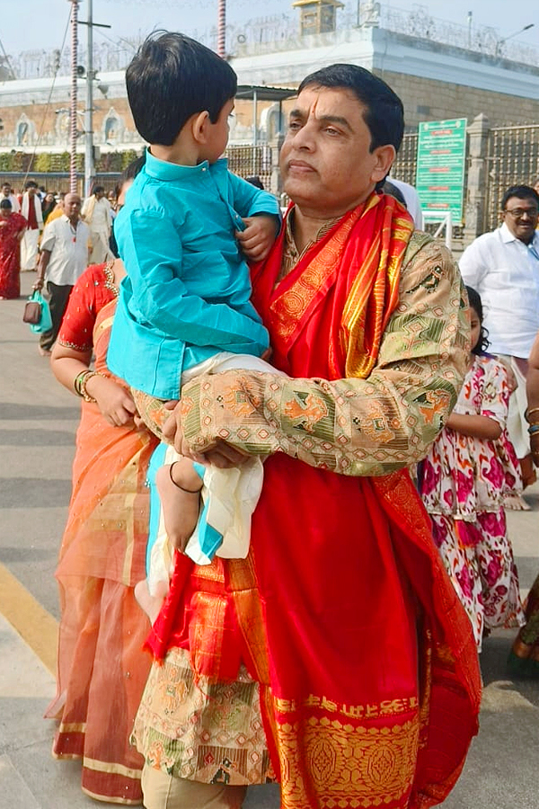 Film Producer Dil Raju Garu And Wife Tejaswani Vundavalli Visted Tirumala Photos6