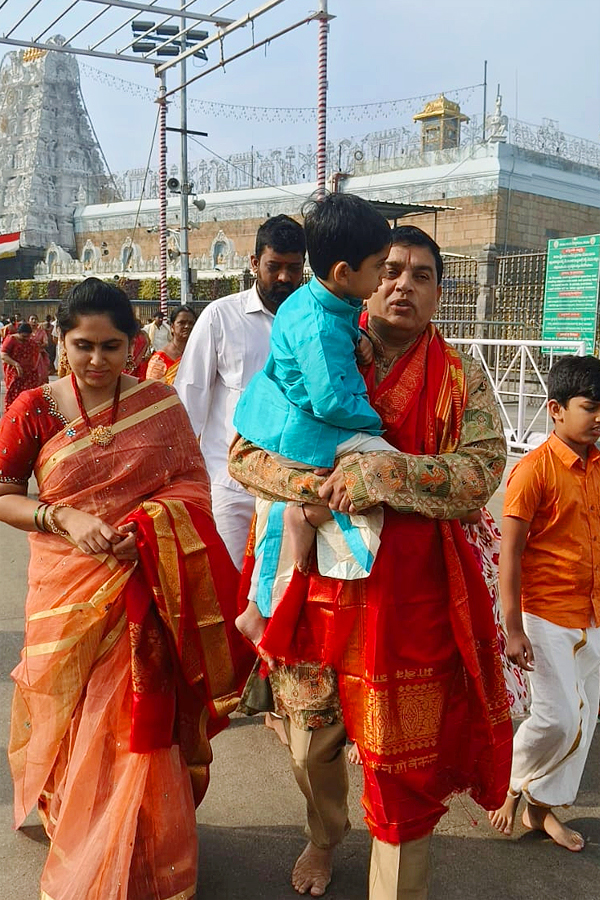 Film Producer Dil Raju Garu And Wife Tejaswani Vundavalli Visted Tirumala Photos7