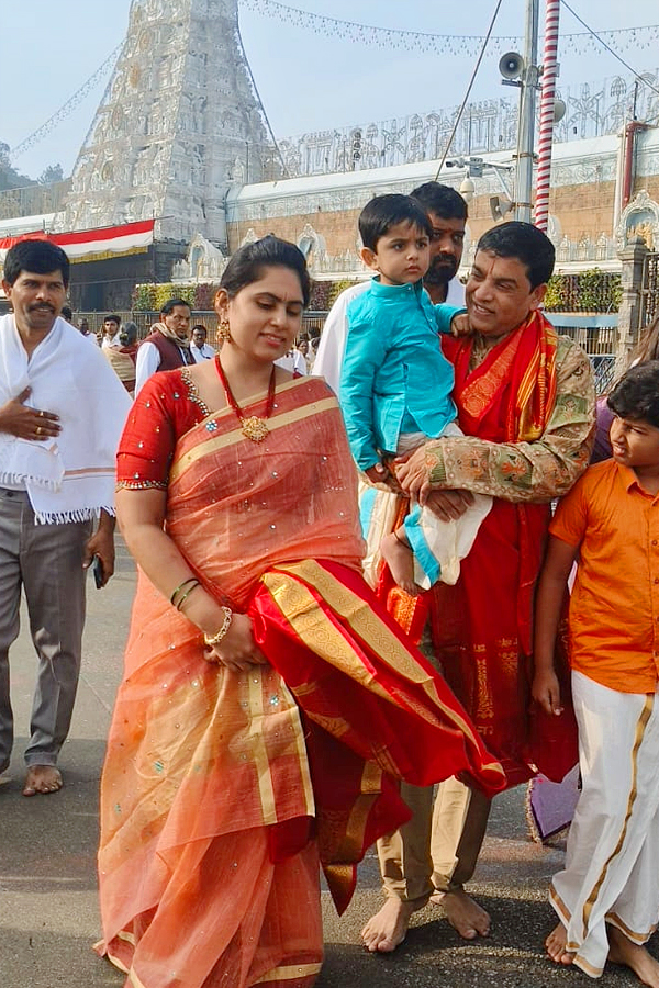 Film Producer Dil Raju Garu And Wife Tejaswani Vundavalli Visted Tirumala Photos8